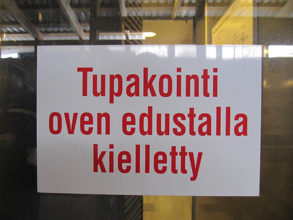 Opaste työvoimatoimiston ovessa.jpg